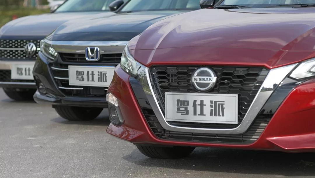 雅阁1.5t和天籁2.0t对比测评,21款天籁对比新款雅阁