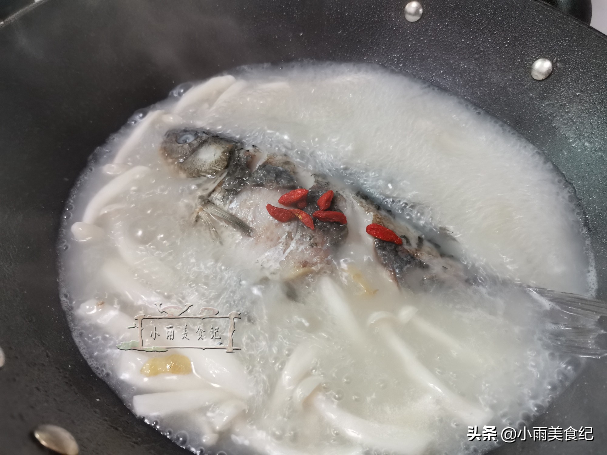 熬鱼汤的做法才又白又鲜,煮鱼汤不用煎的做法