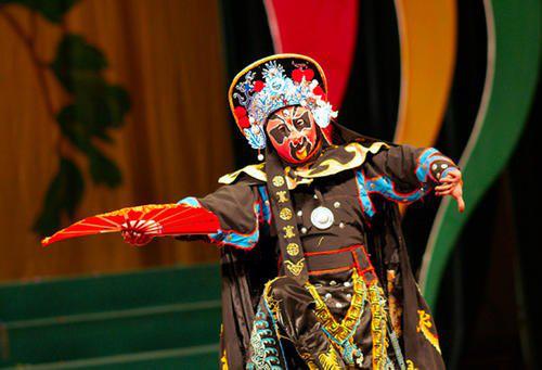 一个会做玩具的老木匠，众人甘愿喊他爷爷，他是葫芦娃爷爷吗？