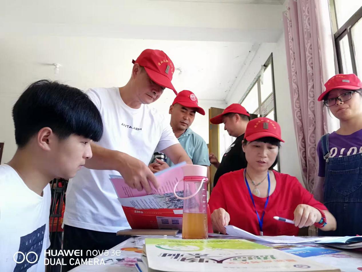 爱在双林的上空播洒——记潜山市源潭镇双林村扶贫队长周红荣