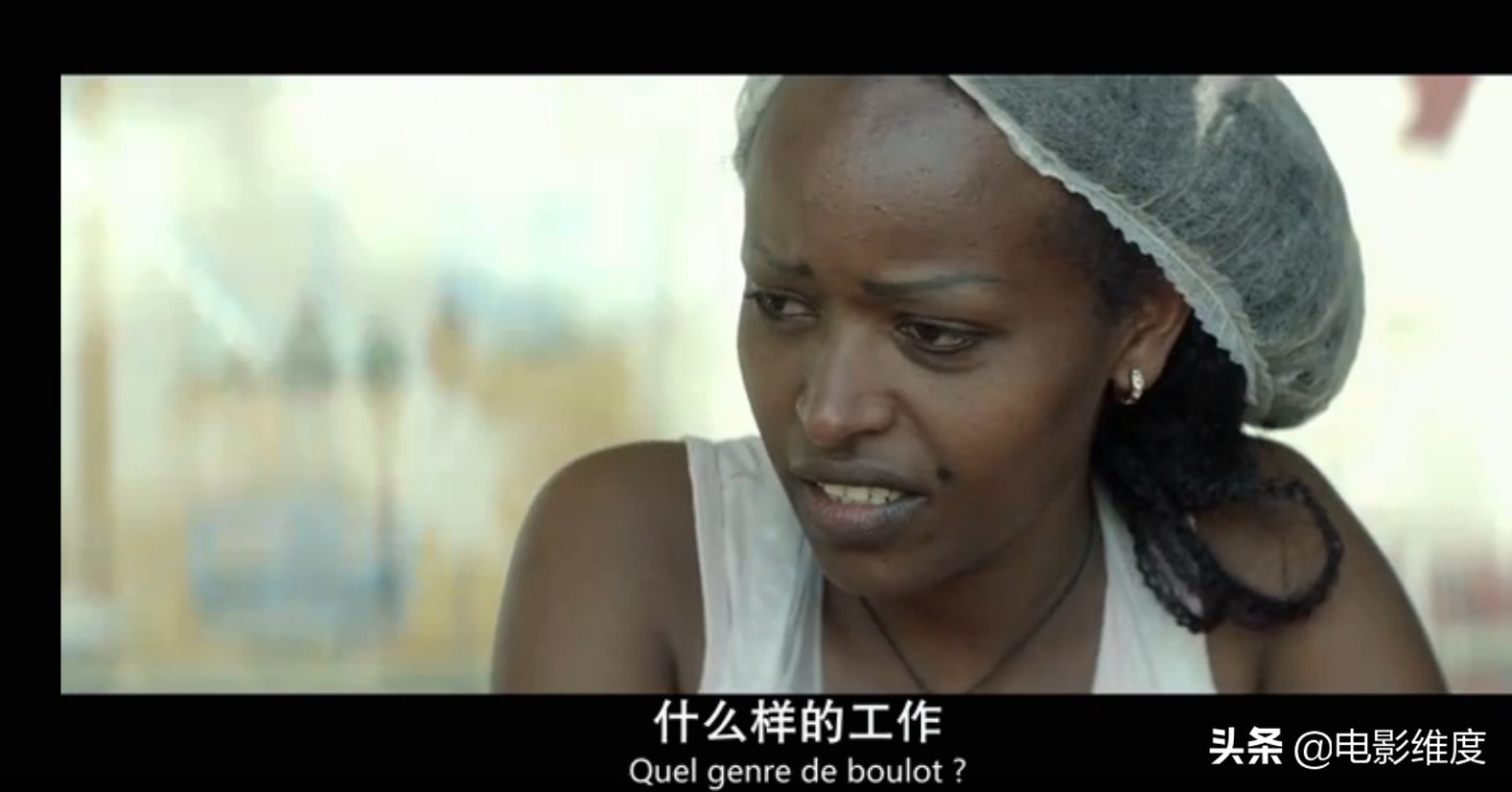 12岁男孩扎因在贫民窟挣扎求生，最后起诉父母生而不养！