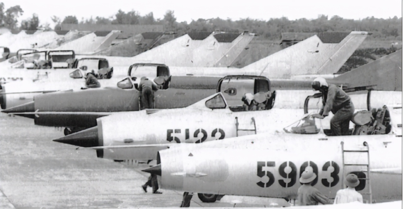 越南战争时期，除了中苏两国，还有哪些国家向越南提供过飞机？