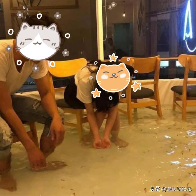 江西南昌，女子在奶茶店泡脚，走红朋友圈，网友：老板太有才了