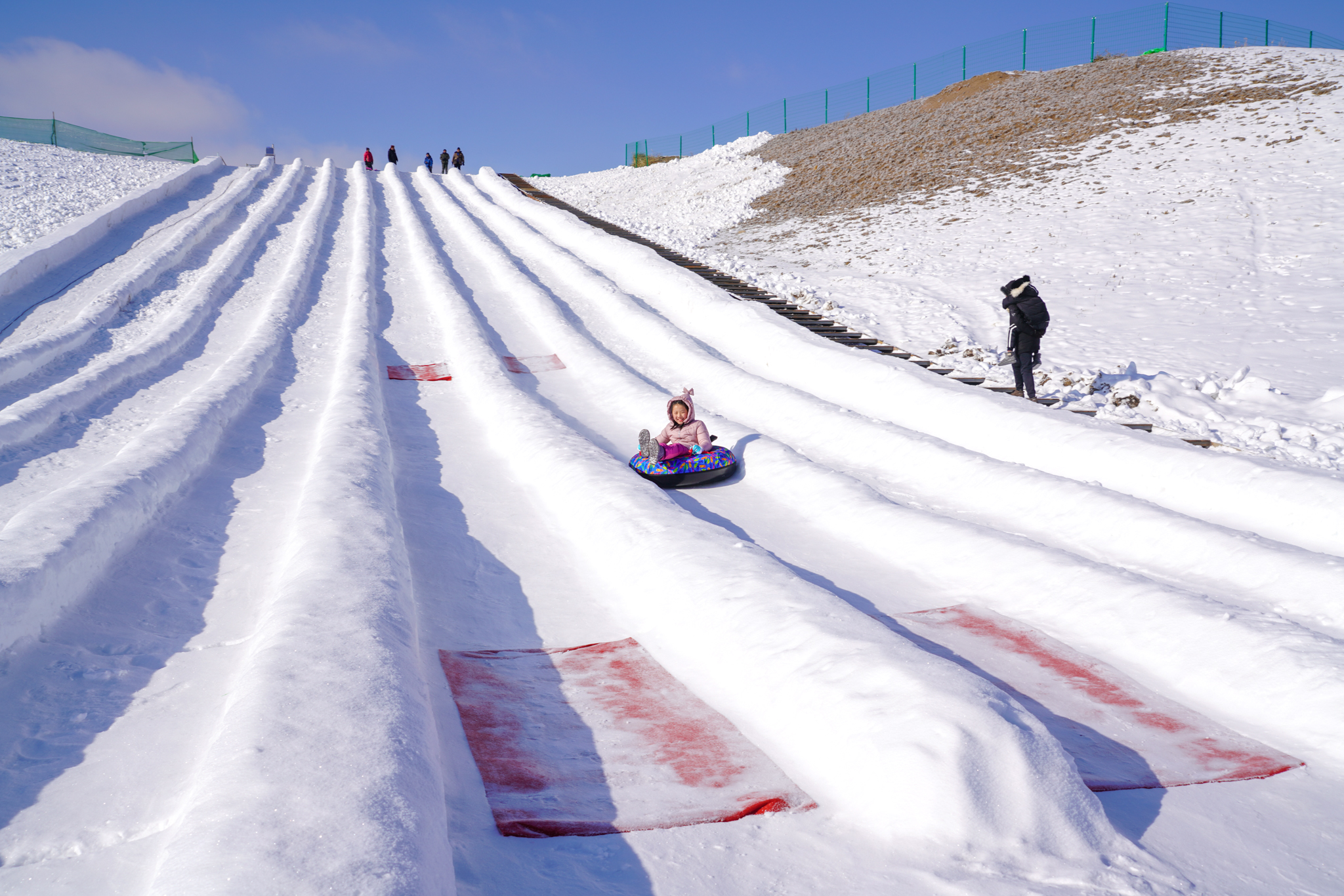 美也声声马鸣，冰雪晶莹！壮哉辽阔草原，新岁康安