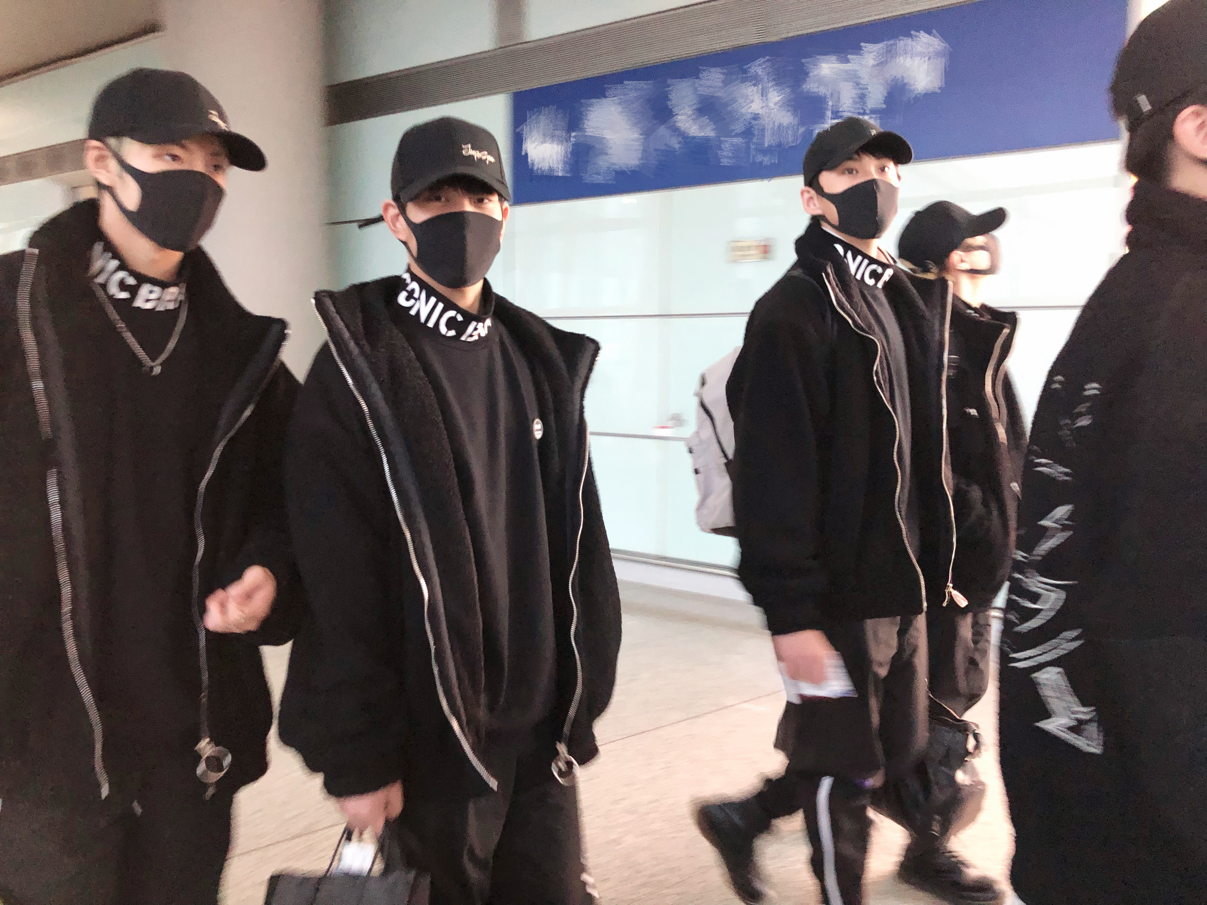 黑色系男团MK-1，携潮牌emoji开启赴韩之旅