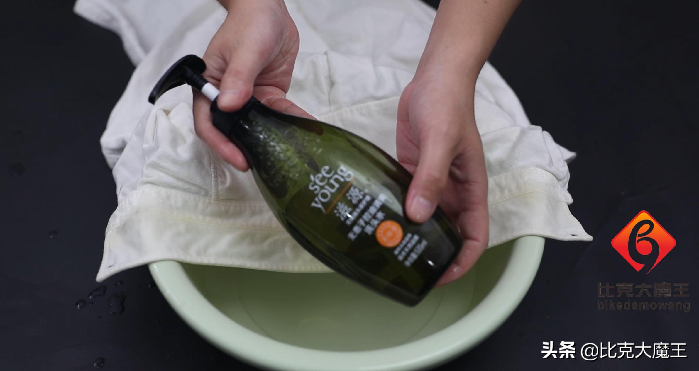 黑色衣服衣领变红色怎么处理,黑色衣服衣领发白怎么恢复黑