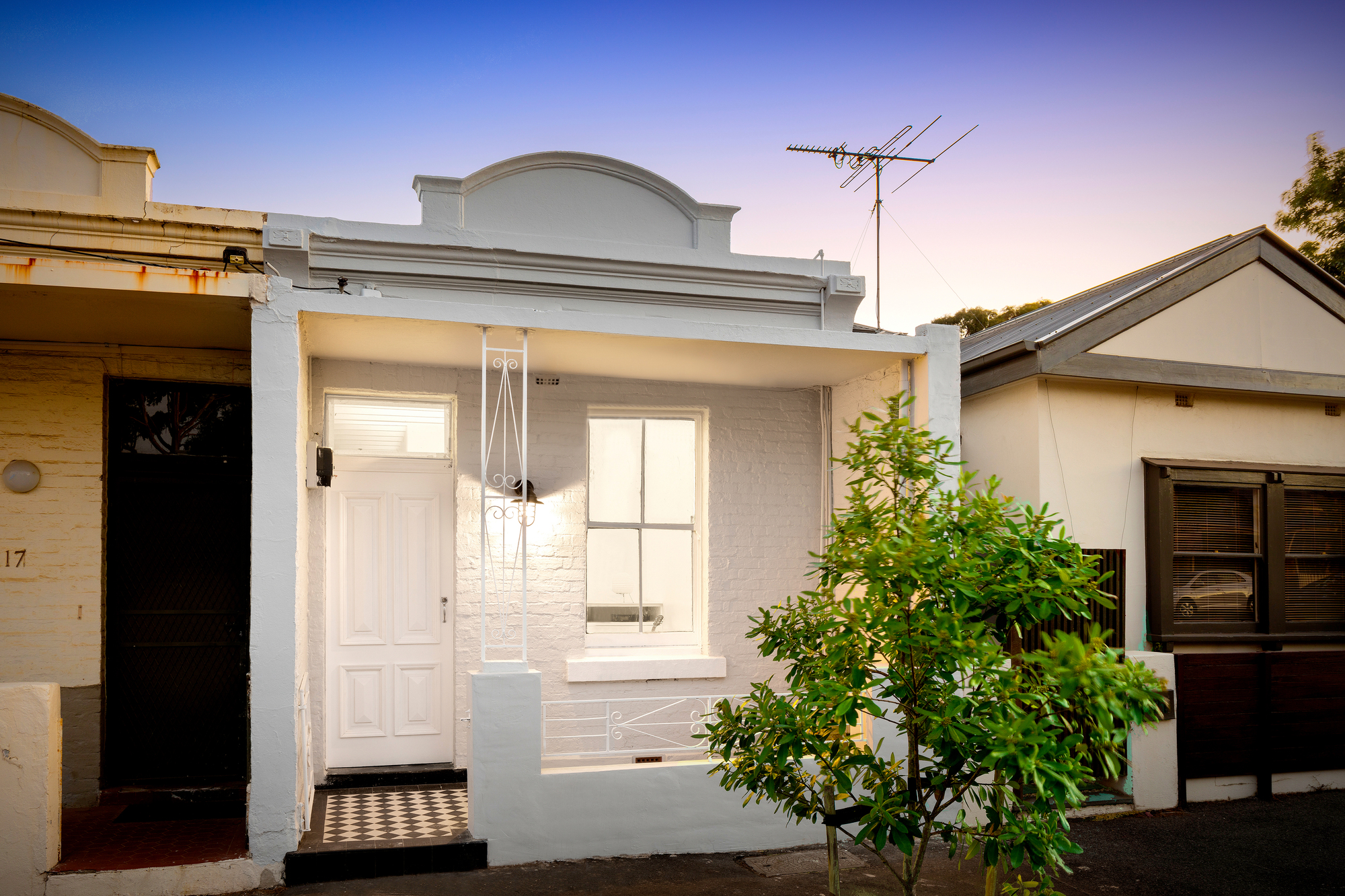 英伦式小屋,线性灯光房间