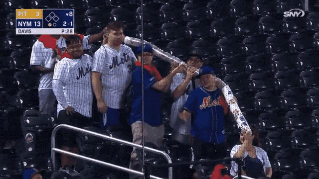 棒球比赛每个垒上都站人吗,棒球比赛几个人一队