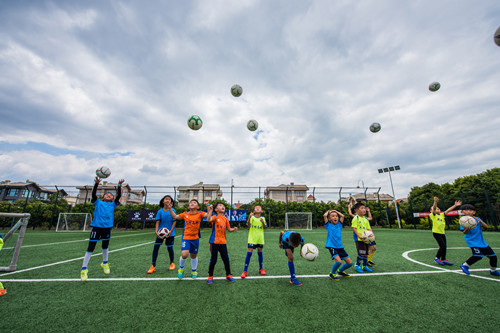 踢球队友不会跑位怎么带球,踢球时的跑位和传球意识