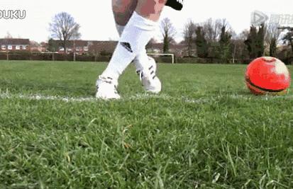 足球变向过人教学视频,足球变向运球训练方法
