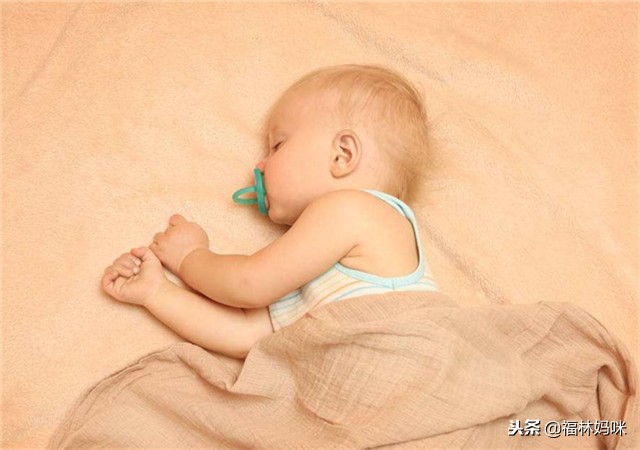 宝宝头型睡偏了大小脸怎么调整,宝宝头型一边睡偏了要怎样纠正