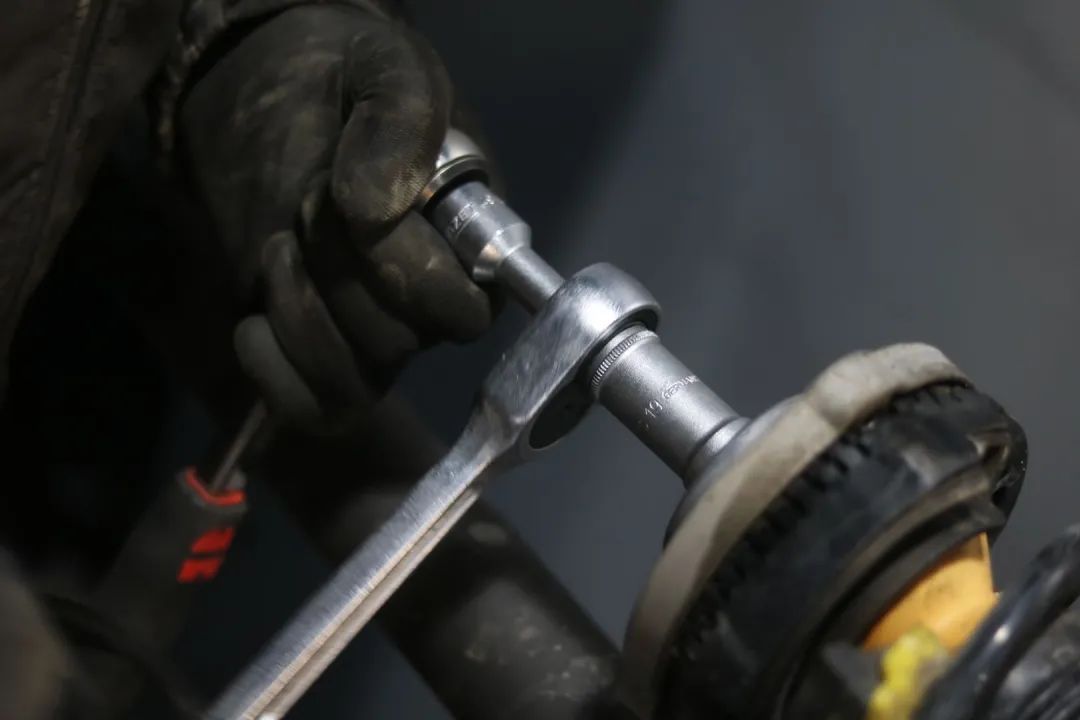 怪兽修车：翻新一辆11年破烂不堪的宝马GT，车况不忍直视