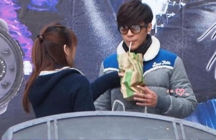 罗志祥亲蔡依林被拒绝,罗志祥和经纪人亲密照