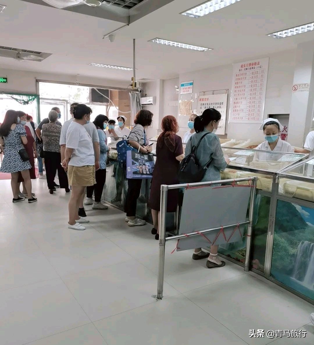 老字号排队买月饼人多 (实拍天津人排队买月饼)