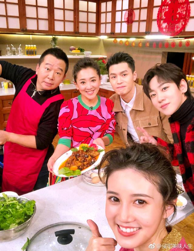 侯耀华发文祝大家小年快乐，叮嘱别忘吃水饺，儿子侯军也送上祝福