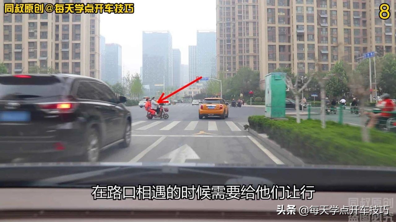 右转弯盲区避让行人技巧,新手右转弯技巧盲区