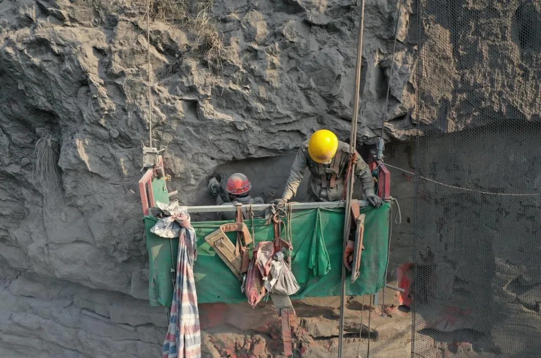 美酒河摩崖石刻在哪里观看,世界纪录最大山体雕刻