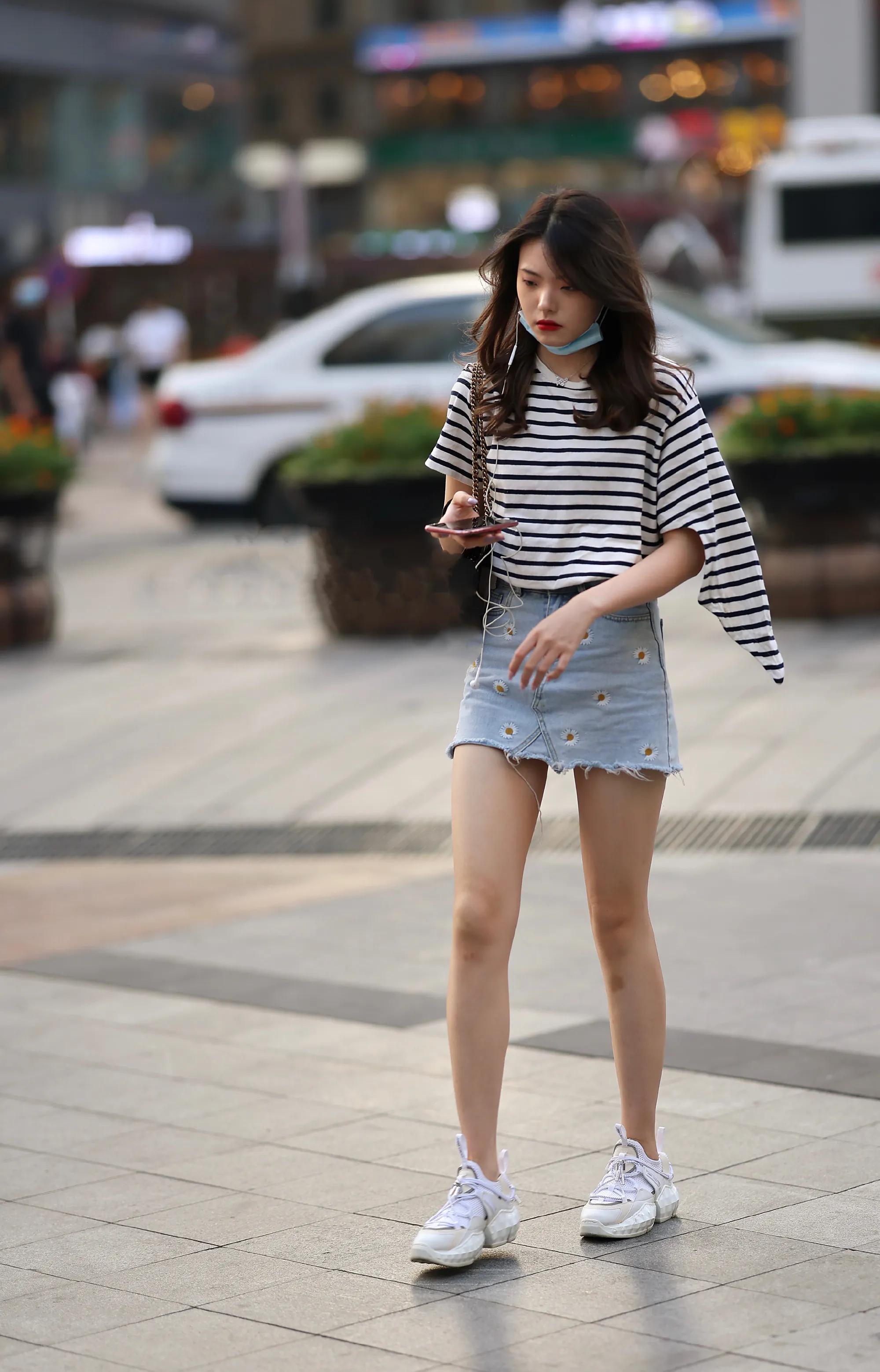 牛仔短裙怎么搭配才洋气？8套穿搭示范看一看