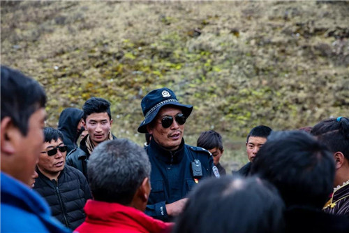 警察80岁,八零后白发民警