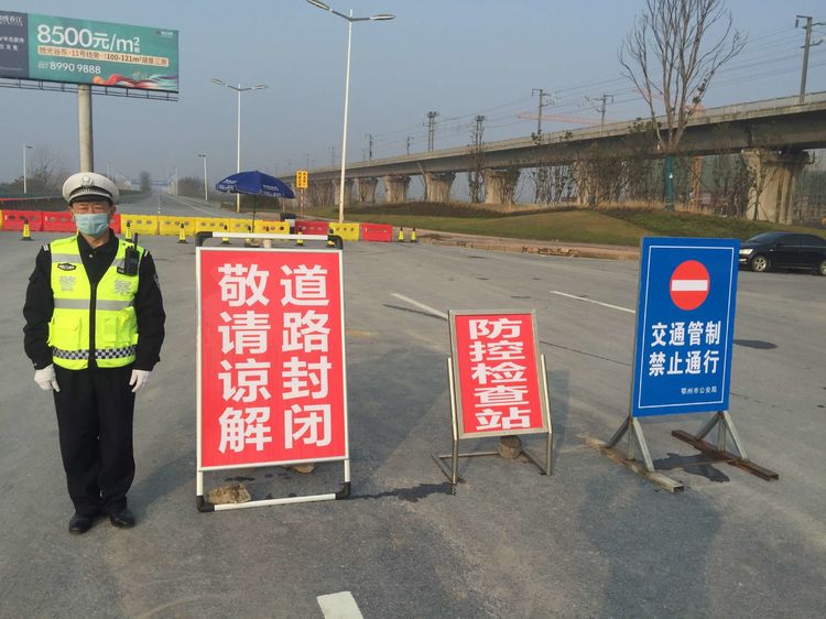 59岁老民警主动请缨上疫情防控一线,龙其安以卡为家创作抗疫诗歌