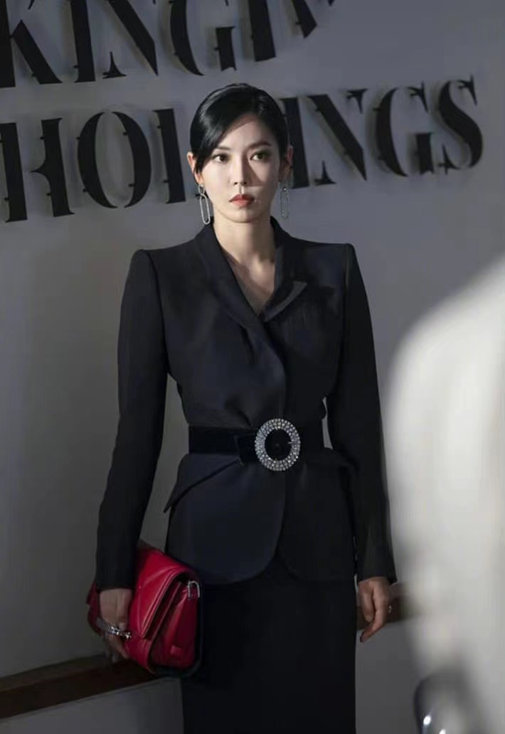 看了《顶楼2》，又发现一个“疯批美人”衣品开挂，每套都超想要