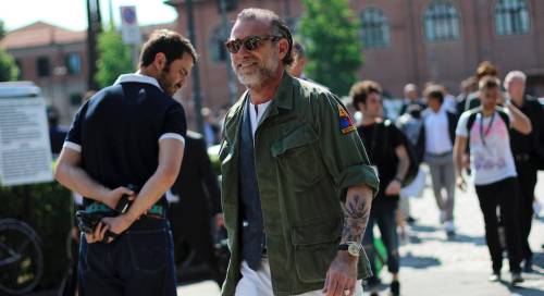 今天余文乐老师要为你们上一堂军装搭配课,答应我要好好学习哟!