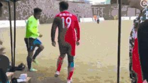 飞踢挨揍视频,足球暴力斗殴事件记录