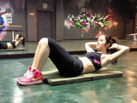 深蹲髋关节受限怎么训练,深蹲左边髋关节疼痛怎么调整