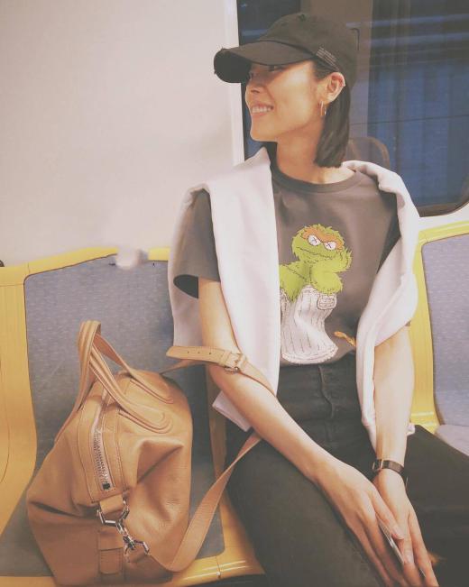 刘雯穿t恤,时尚超模刘雯穿搭