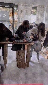 奶奶给狗洗澡搞笑,狗子洗澡搞笑视频