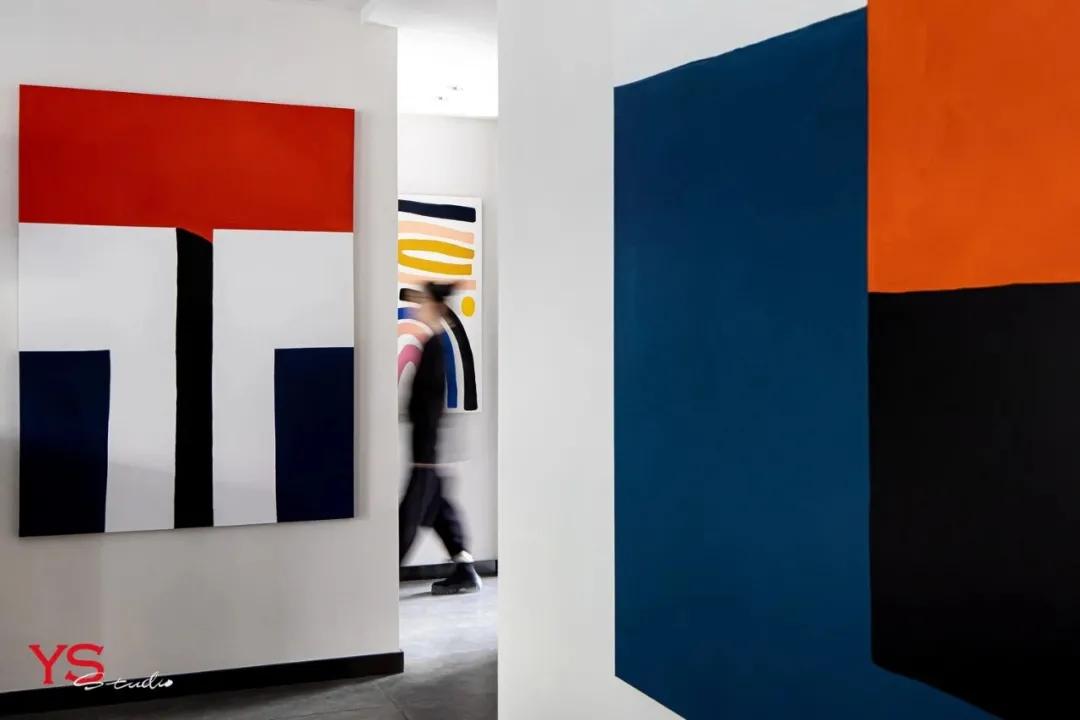 她从欧洲背回月球灯，“明明如月，何时可掇”，把家变成了艺术馆