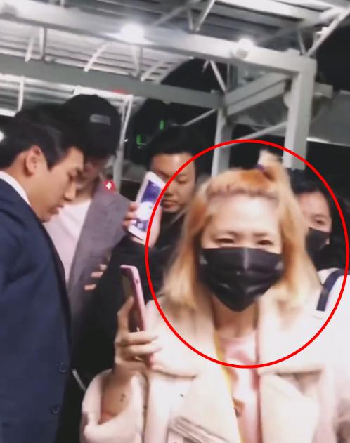 吴世勋素颜被拍,吴世勋首尔飞马尼拉机场