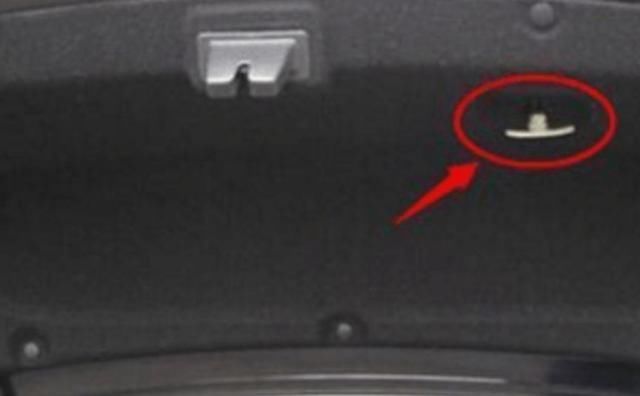 被锁在车里怎么办,有钥匙锁车里了怎么自救