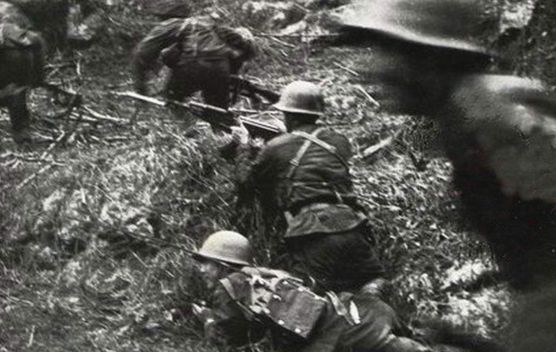 越战老兵回到曾经战斗过的地方,越战老兵讲述当年挡子弹