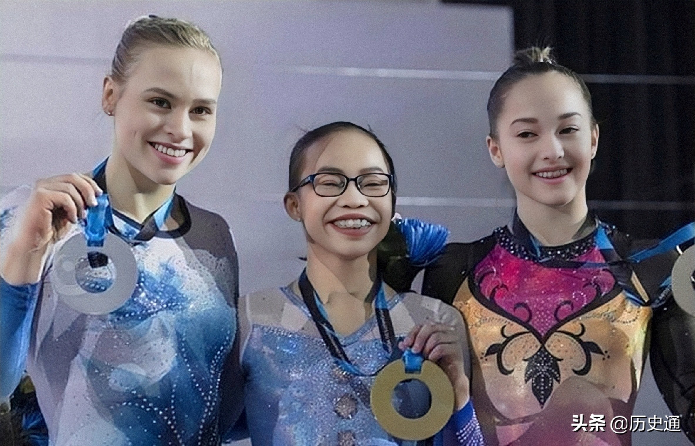 三个女孩父母双亡被收养动漫,三个女孩被收养后不同命运