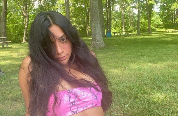 拉丁美女纽约公园自拍，遭遇美国妈妈指责：遮上，我儿子在看你