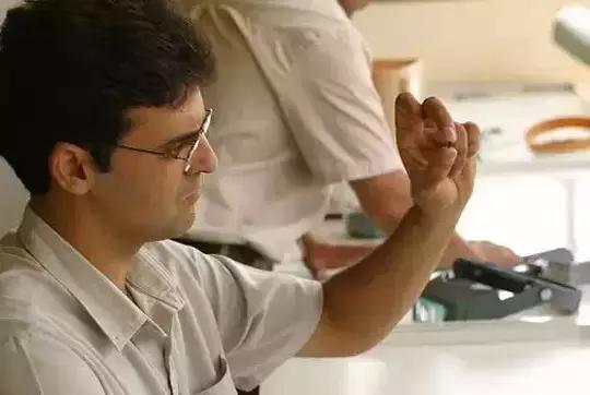 巴西奶奶绿这么贵是有道理的，开采太难了！都是高科技