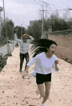 老爸叫我把谷子装进袋里，结果我玩游戏忘了！现在该怎么办？