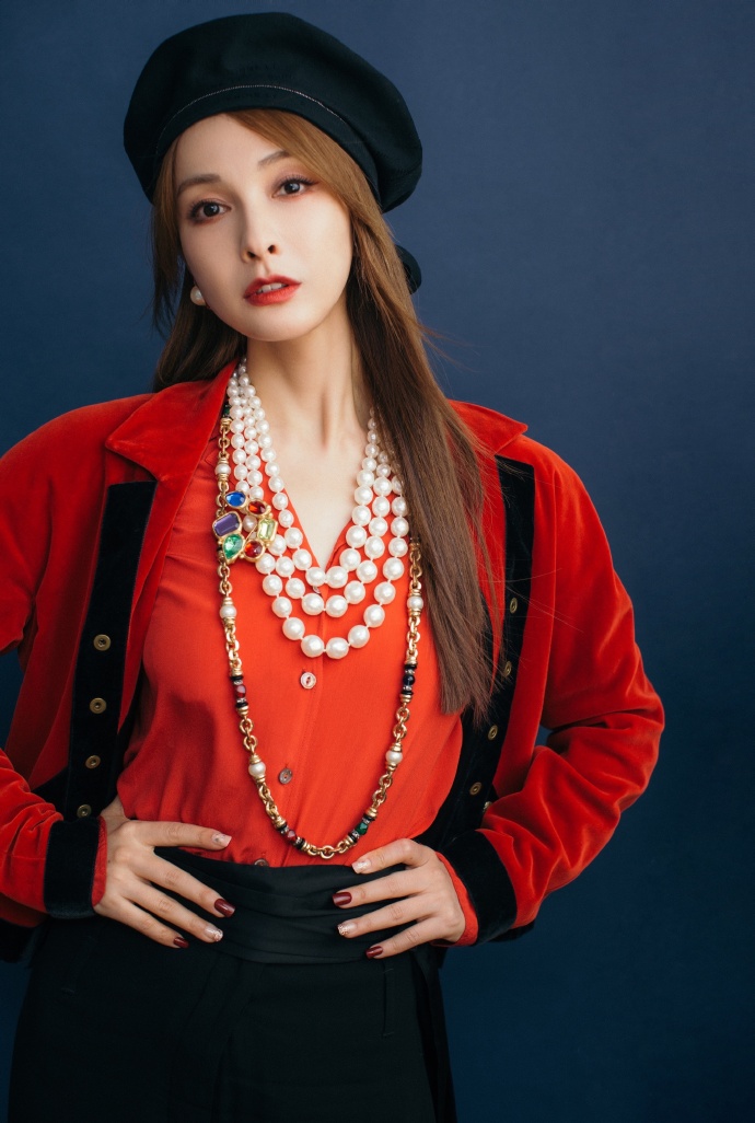 吴昕红色复古装,吴昕时尚礼服图片大全