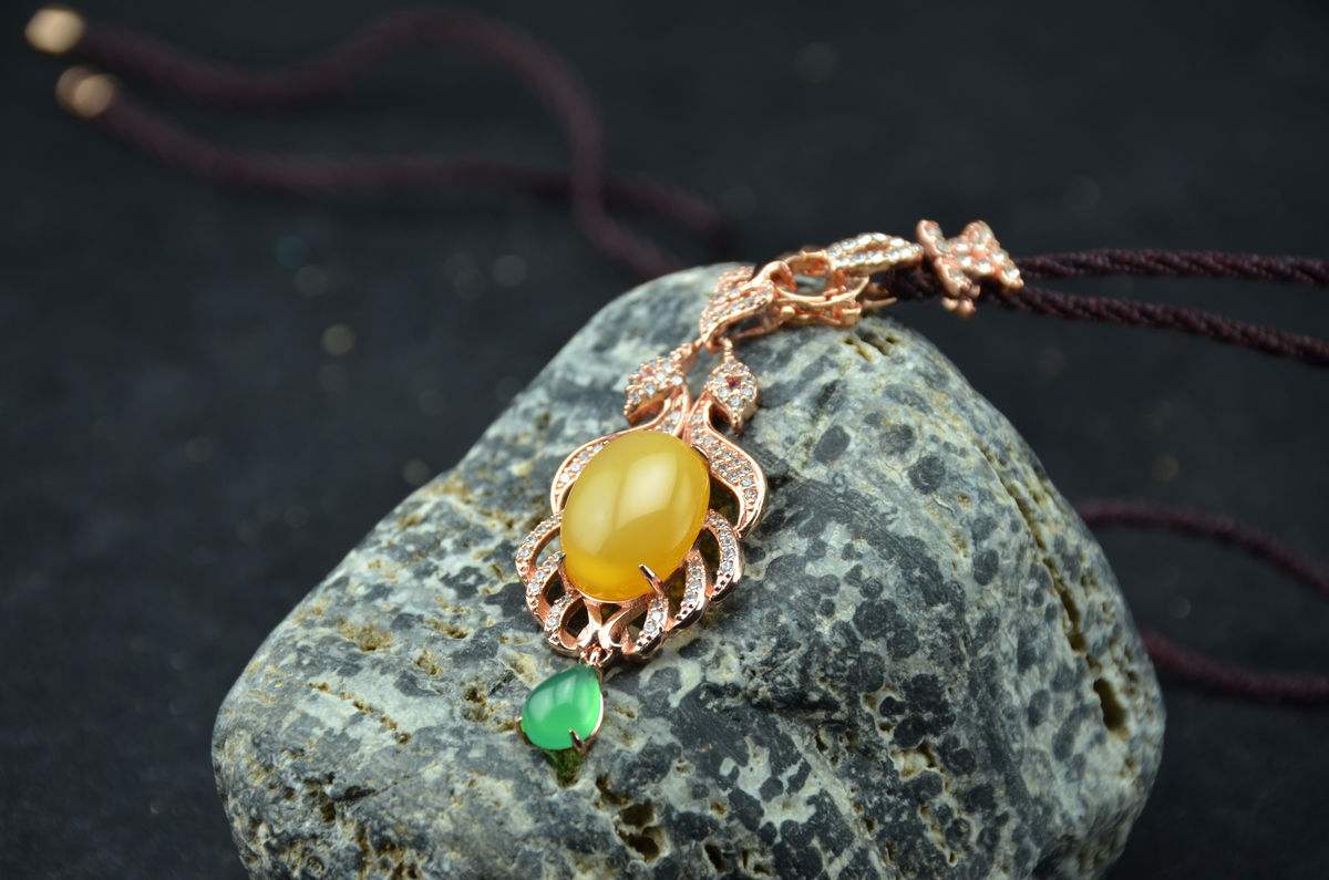 玉髓是水晶一类吗,玉髓是翡翠的一种么