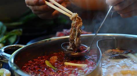 隐形眼镜吃烧烤会怎么样,戴隐形眼镜吃火锅会融化镜片吗