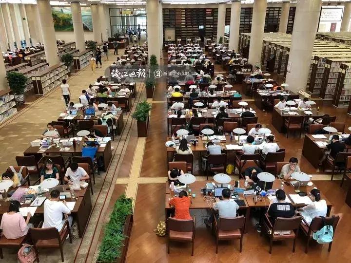 尴尬了！暑期“一座难求”的杭州图书馆，却出现这样一幕！真的合适吗？