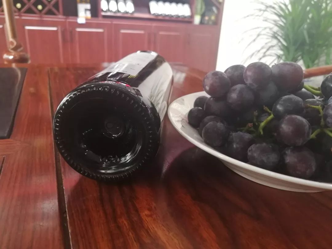 辨别正宗红酒真假的小技巧,怎样鉴别葡萄酒真假的简单方法