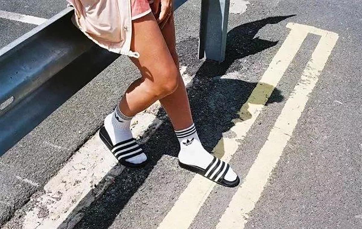 又到夏天穿拖鞋的时候，简单拖鞋也能穿出高级感