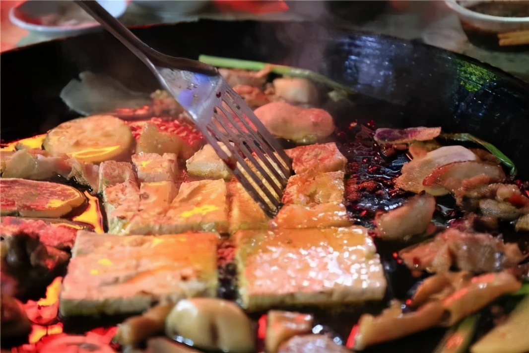 经过扶贫改造后乡村大变样,脱贫攻坚乡村旧貌