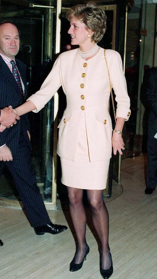 除了优雅贵气,珍珠还能休闲、叛逆、又嘻哈?