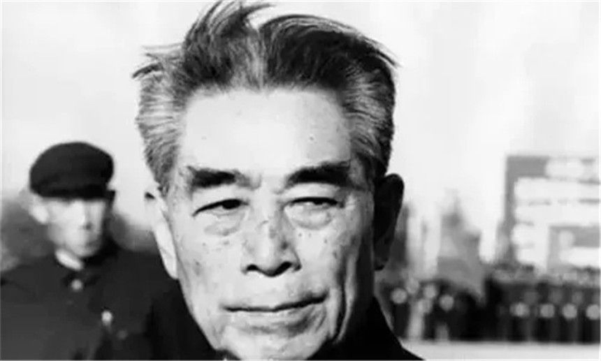 1976年周总理不幸逝世，毛主席流泪仰天长叹：恩来，你还是走了啊