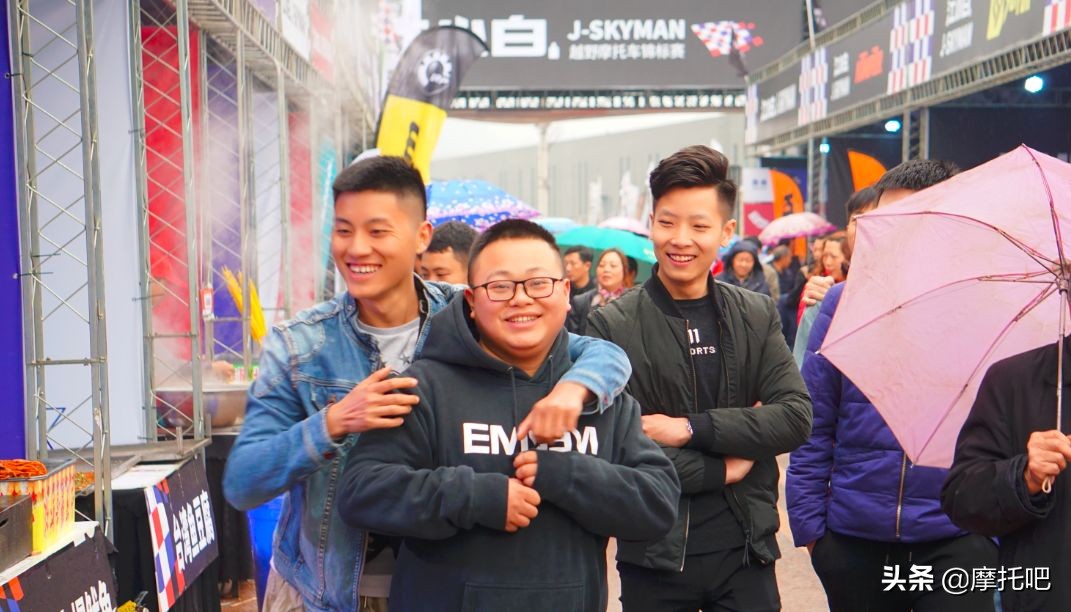 这摩托真好喝。。。不对....这酒真好骑！