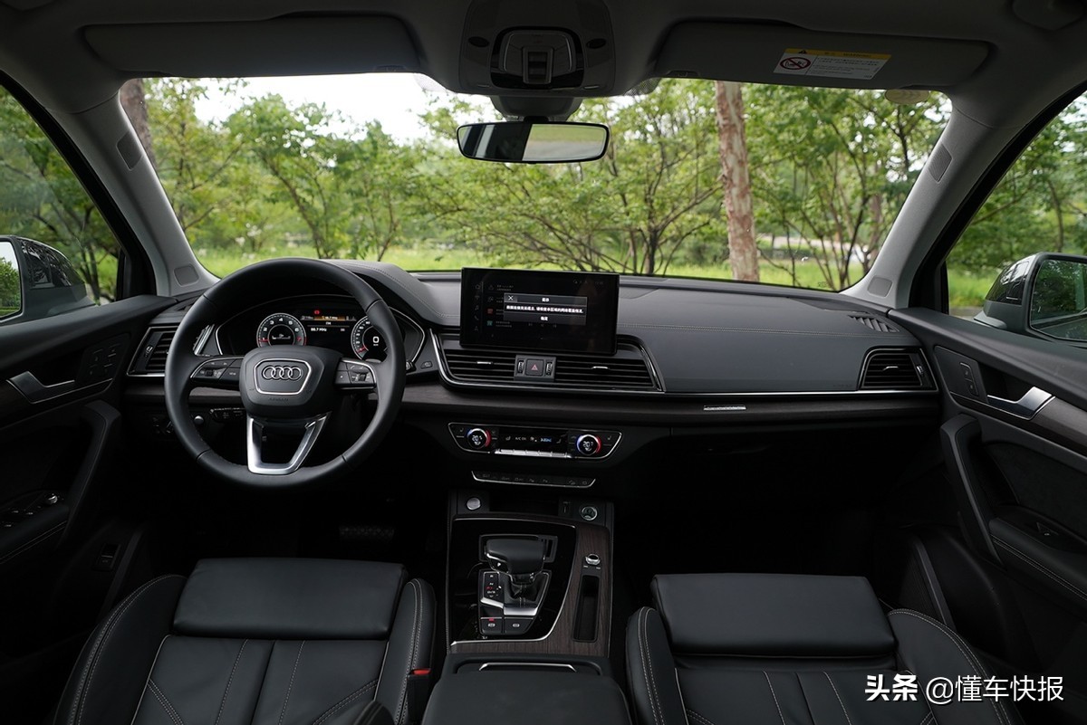奥迪q5l2022款试驾视频第一视角,2023款奥迪q5时尚致雅黑白色对比