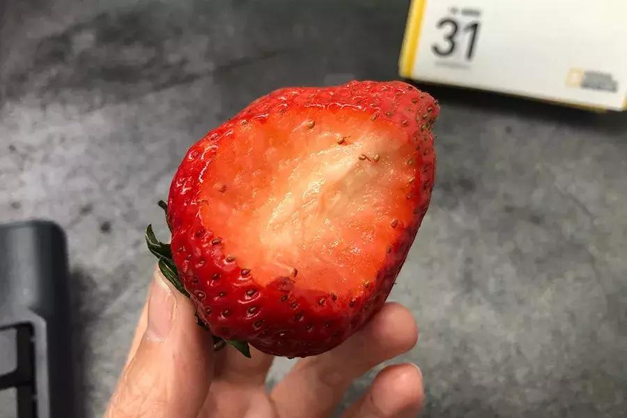 一下子吃了很多草莓,一下子吃了300g草莓